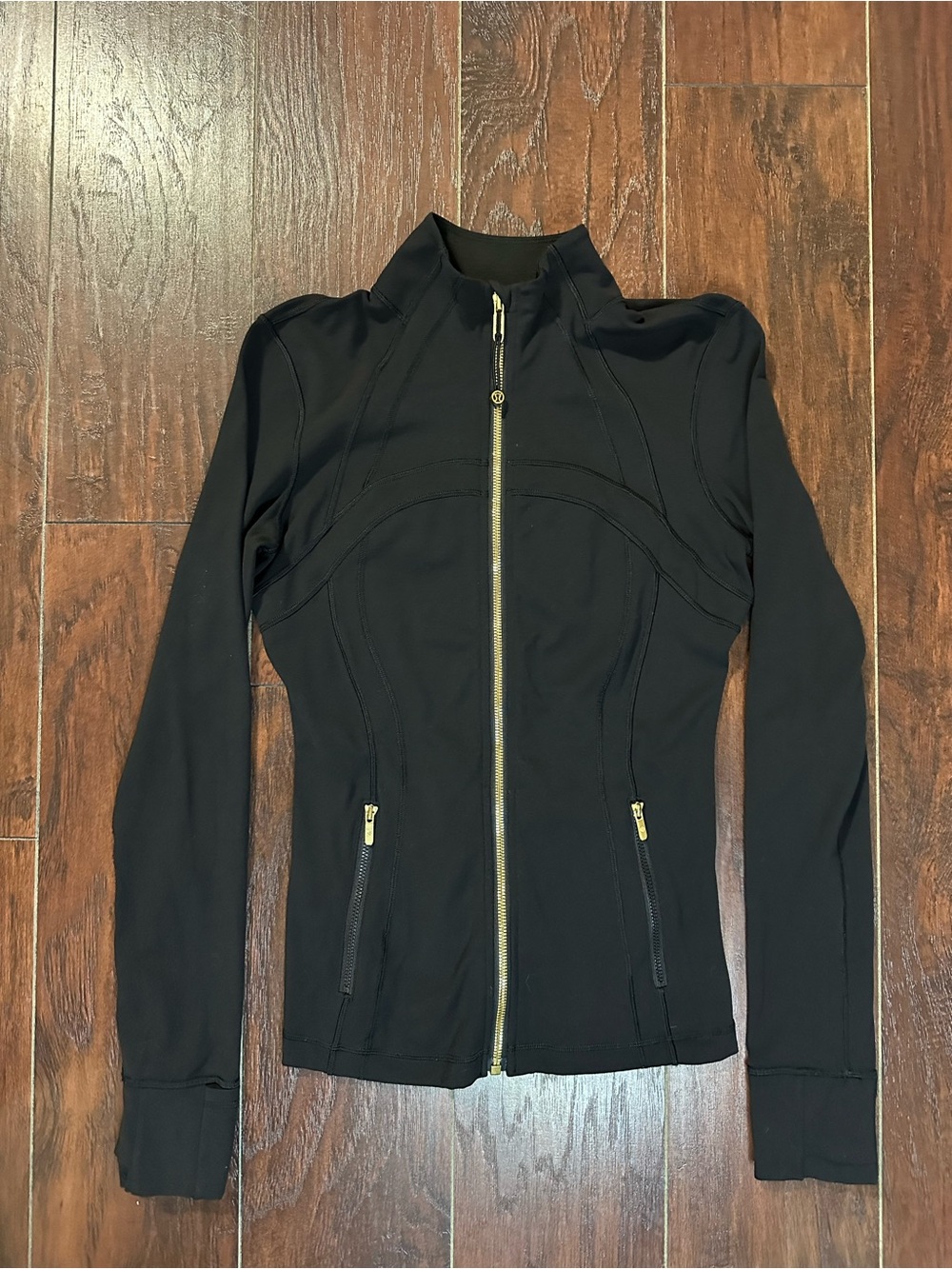Lululemon Define Jacket *Nulu Size 6
Black / Gold